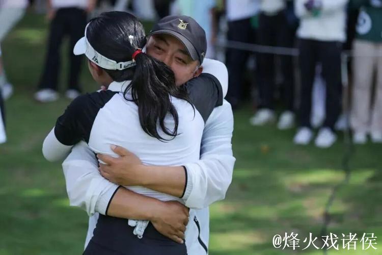 温馨假日:刘国梁陪女儿参赛,温情互动,国际乒联年度落幕 温馨假日:刘国梁陪女儿参赛,温情互动,国际乒联年度落幕